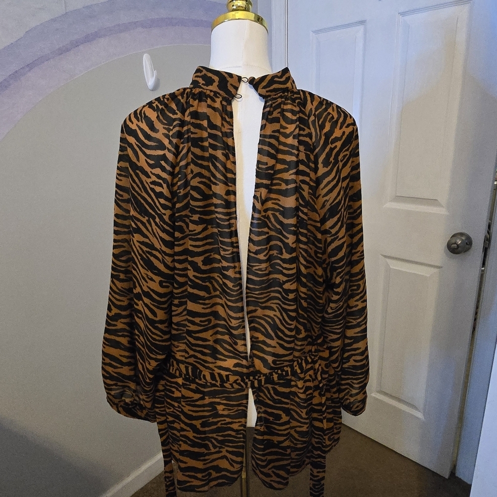 AOSO | US 14 | Tiger Print Open Back Blouse With Tie Closure - Picture 10 of 15
